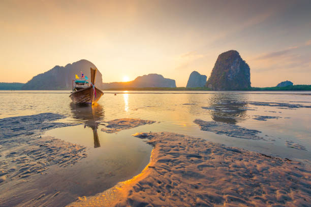 istock Taxi boat 640838950