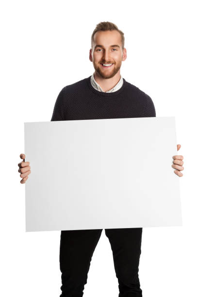 Homem de sorriso com papel em branco grande - foto de acervo