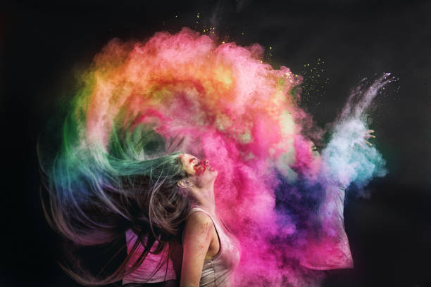 donna che spruzza i capelli con polvere di holi - color colorful foto e immagini stock