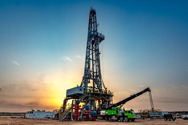 fracking rig punta al tramonto - oil filed foto e immagini stock