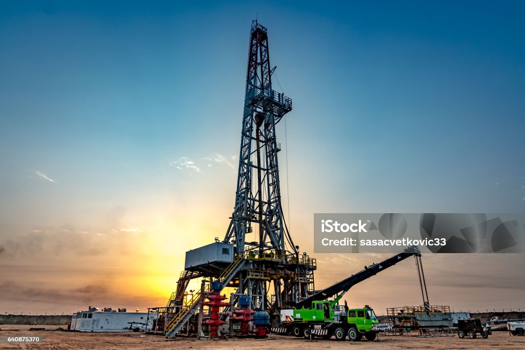 Fracking Rig Set Up Fracking Drill Rig At Sunset Stock Photo - Download Image Now ...