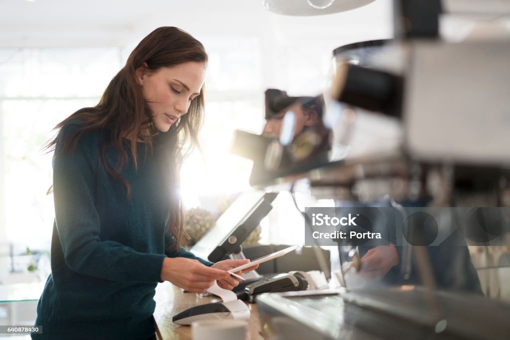 Mit digital-Tablette und Bill in Café Barista - Lizenzfrei Theke Stock-Foto