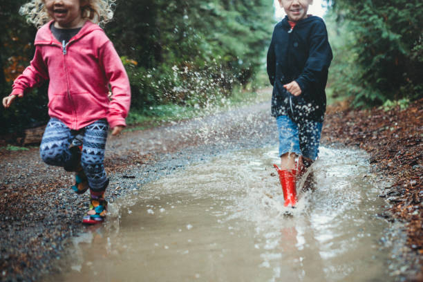 어린이 비 웅덩이에서 재생 - puddle rain child splashing 뉴스 사진 이미지