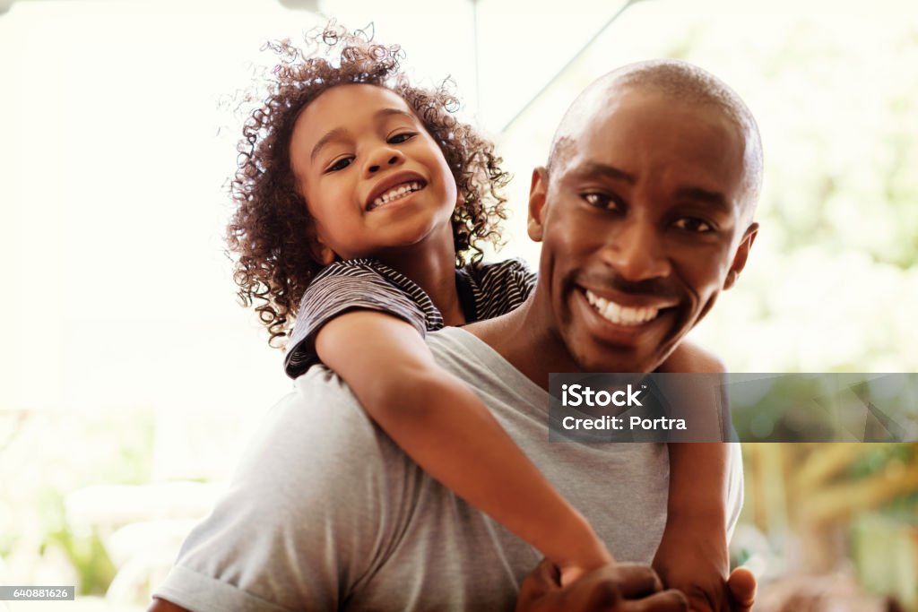 Feliz padre hijo en la yarda de piggybacking - Foto de stock de Hijo libre de derechos