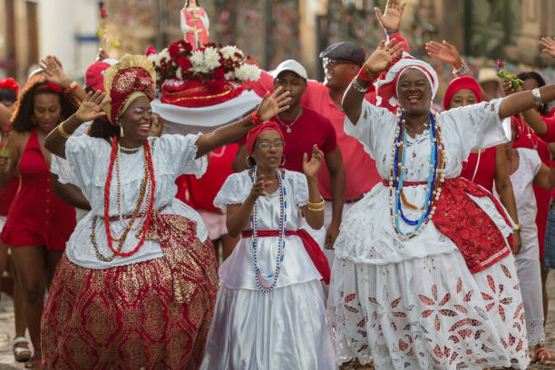 サルバドール ・ デ ・ バイアの伝統的な服で踊るブラジル女性 - salvador bahia state travel women ストックフォトと画像