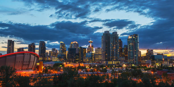 Noite Calgary Cityscape - foto de acervo