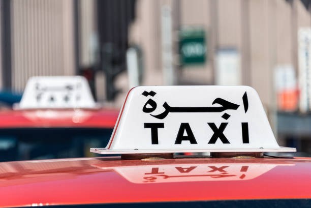 znak taxi w języku angielskim i arabskim - arabian sign zdjęcia i obrazy z banku zdjęć