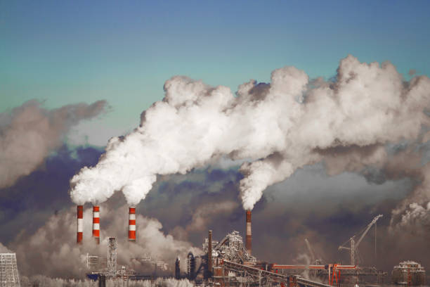 ambiente pobre da cidade. desastre ambiental. emissões nocivas para o ambiente. fumaça e poluição atmosférica. poluição da atmosfera pelas plantas. gases de escape. - industry pipe chimney equipment - fotografias e filmes do acervo