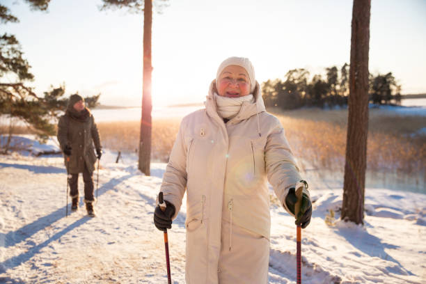 wintersport in finnland - nordic walking - power walken stock-fotos und bilder