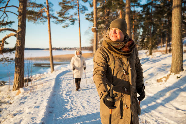 wintersport in finnland - nordic-walking - power walken stock-fotos und bilder