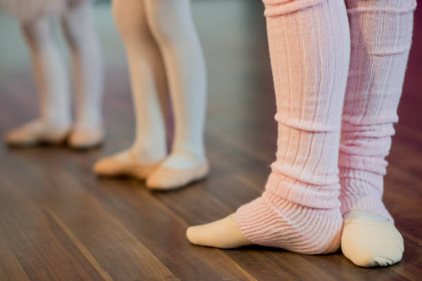 ballett im studio zu üben - beinwärmer stock-fotos und bilder