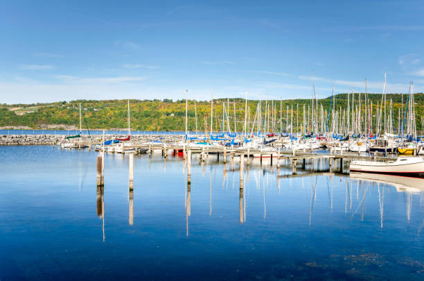 barche a vela in un porto turistico e riflessione in acqua - watkins glen foto e immagini stock