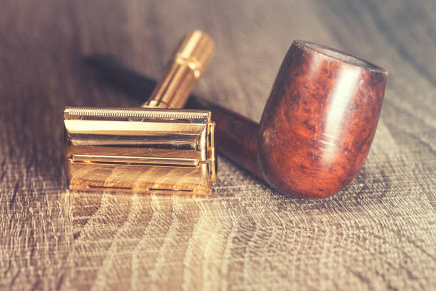 istock Gld razor and wooden pipe 640925428