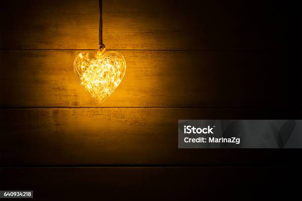 Appeso Caldo Cuore Arancione Incandescente - Fotografie stock e altre immagini di Simbolo di cuore - Simbolo di cuore, Luce, Attrezzatura per illuminazione