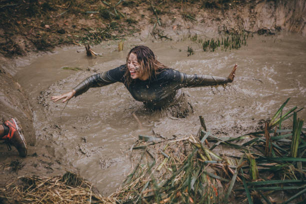 ne me laisse pas en ! - mud run photos et images de collection