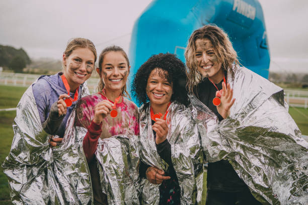 nous avons gagné la course d’obstacles ! - mud run photos et images de collection