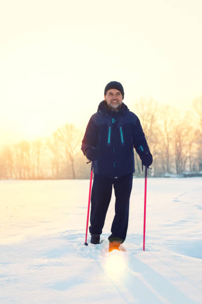 marche en hiver  - ski boot telemark skiing skiing climbing photos et images de collection