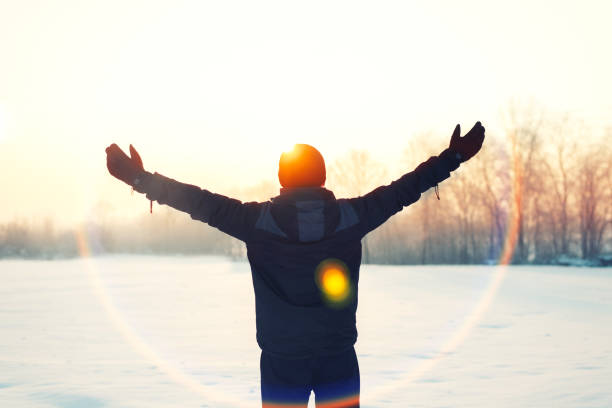 uomo che si gode la natura - winter snowshoeing running snowshoe foto e immagini stock