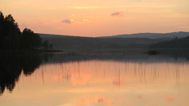 sjön med aprikos himmel - fjäll sjö sweden bildbanksfoton och bilder