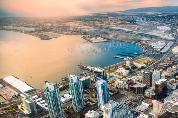 サンディエゴ ・ ダウンタウンと空港航空 - san diego california skyline california san diego bay ストックフォトと画像