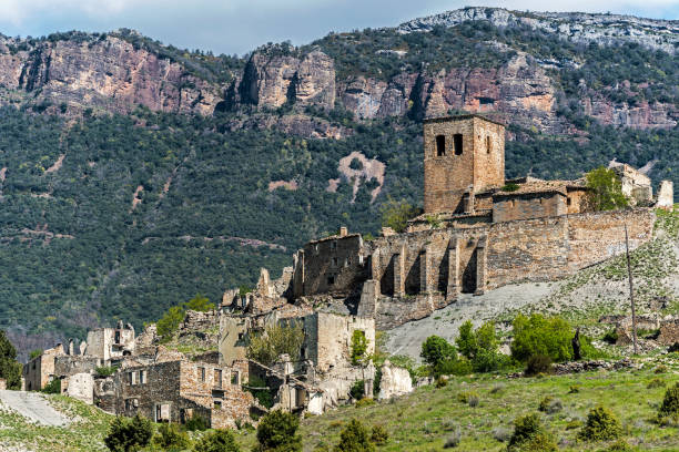 ruinas del pueblo abandonado esco en españa - pyrenean fotografías e imágenes de stock