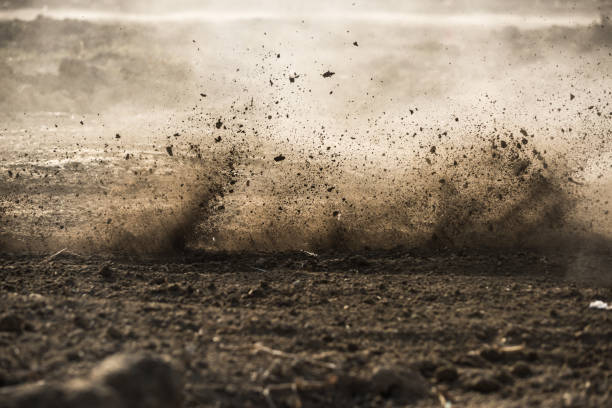 schmutz, fliegen nach motocross brüllend durch - erdreich stock-fotos und bilder