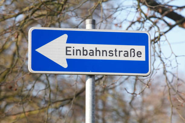 einbahnstrassenschild - one way street sign foto e immagini stock