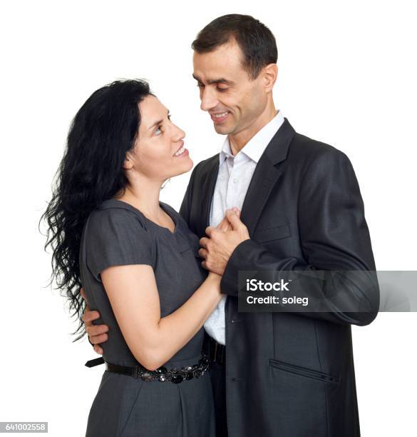 Pasangan Bahagia Berpakaian Jas Hitam Orangorang Romantis Latar