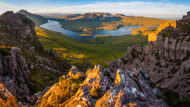 schottland berg sonnenaufgang über dem abgelegenen hochland gipfel täler seen coigach - loch assynt stock-fotos und bilder