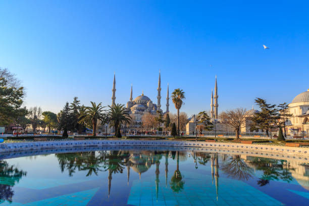 moschea blu con riflessione sulla fontana in piazza sultanahmet. - byzantine reflection turkey istanbul foto e immagini stock