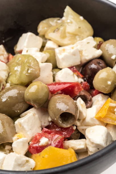 ensalada de queso feta y aceitunas - antipasto salad pepperoncini cheese fotografías e imágenes de stock