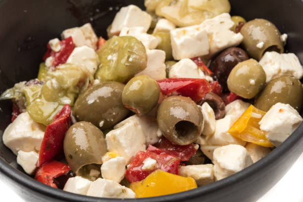 salat mit feta käse und oliven - antipasto salad pepperoncini cheese stock-fotos und bilder