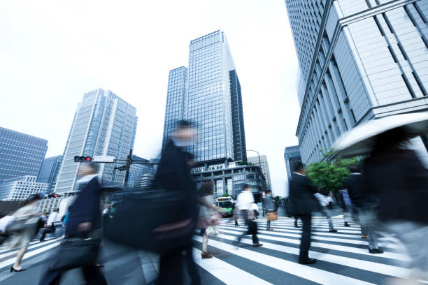 tokyo beschäftigt zebrastreifen szene - crosswalk crowd activity long exposure stock-fotos und bilder