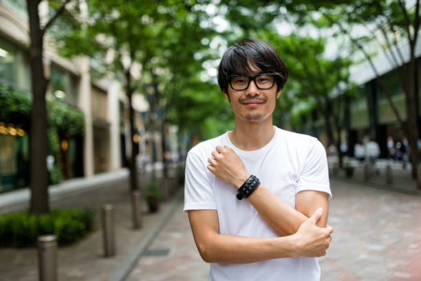 homme d’âge adulte japonais mode marche - men fashion model cool glasses photos et images de collection
