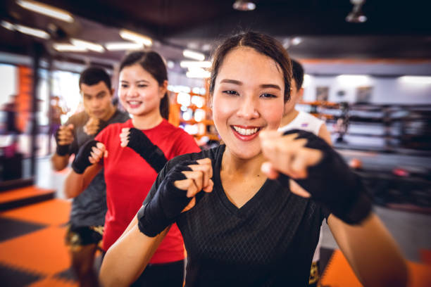 muay thai treino - treinamento motivacional nas instalações da academia - muay thai kickboxing women martial arts - fotografias e filmes do acervo
