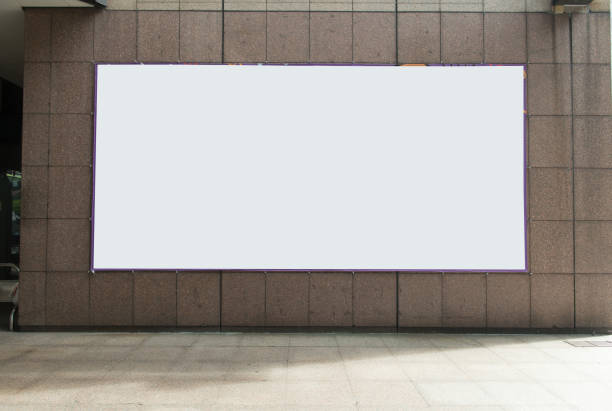 grand panneau d'affichage dans la ville - bench advertisement commercial sign outdoors photos et images de collection