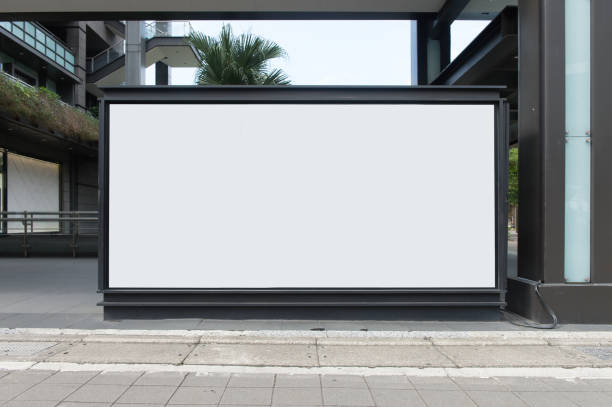 большой рекламный щит на город - горизонтальный стоковые фото и изображения