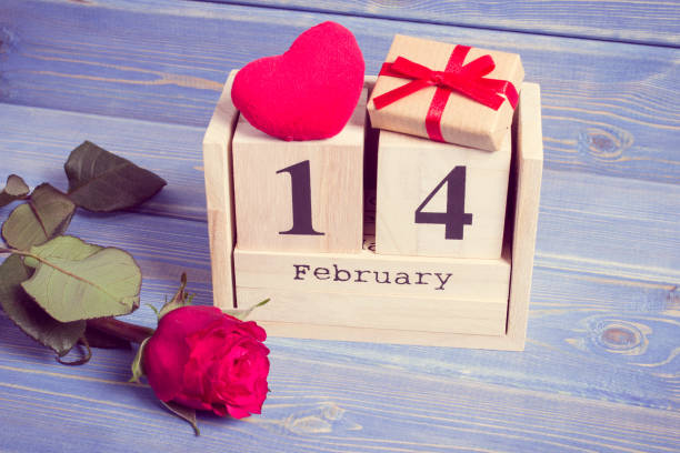 istock Cube calendar with gift, red heart and rose flower 641027484