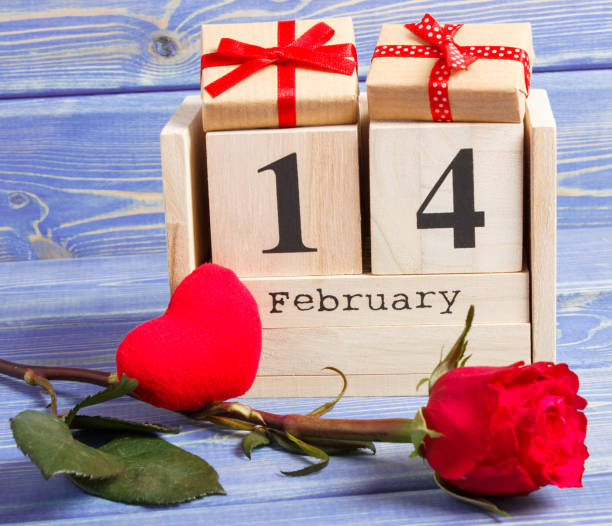 istock Cube calendar with gift, red heart and rose flower 641027580