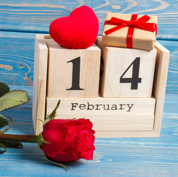 istock Cube calendar with gift, red heart and rose flower 641027752