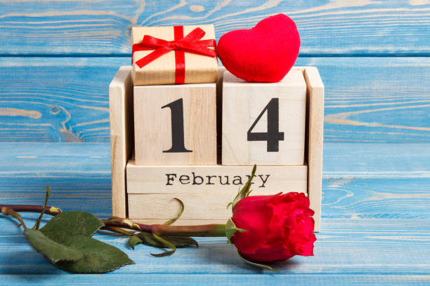 istock Cube calendar with gift, red heart and rose flower 641027914