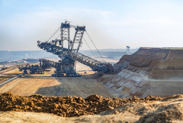 огромный экскаватор, работающий в угольной шахте - бурый уголь стоковые фото и изображения