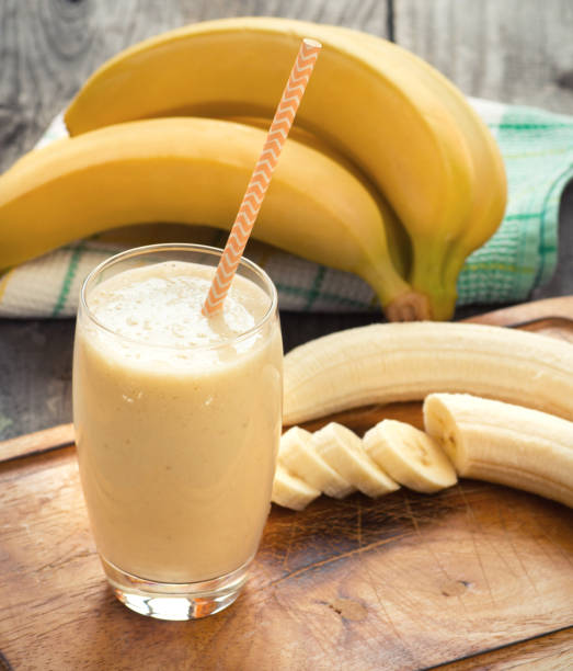 smoothie de banana - juice smoothie fruit drink - fotografias e filmes do acervo