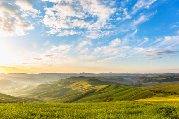 圧延農村風景で日の出 - siena province tuscany italy fog ストックフォトと画像