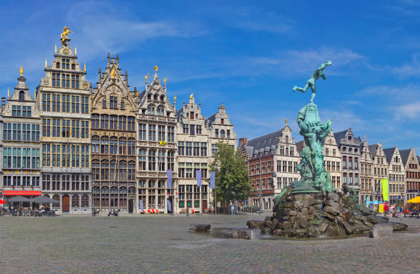 grote markt con fontana brabo ad anversa, belgio - brabo foto e immagini stock