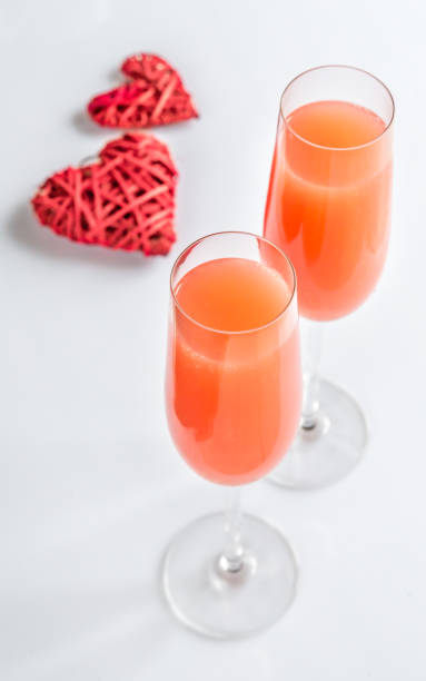 dos cócteles bellini con corazones - champagne pink bubble valentines day fotografías e imágenes de stock