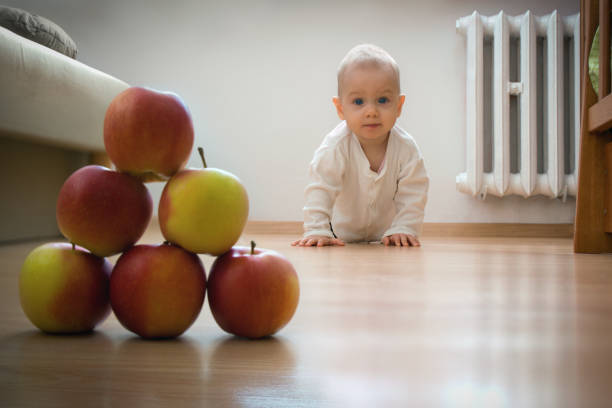 baby on the floor stack of apples - baby tile crawling tiled floor imagens e fotografias de stock