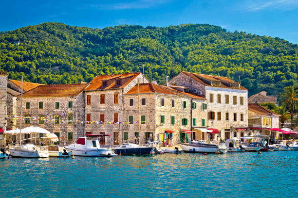 vista à beira-mar de stari grad, ilha de hvar, croácia - stone water sea mediterranean sea - fotografias e filmes do acervo