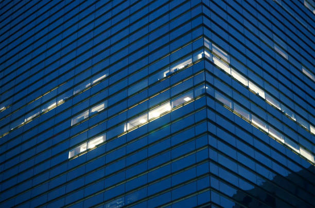 夜遅くにオフィスビル外観 - built structure building exterior facade office building ストックフォトと画像
