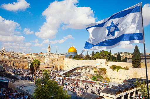 Ciudad vieja de Jerusalén el muro occidental con la bandera de Israel photo